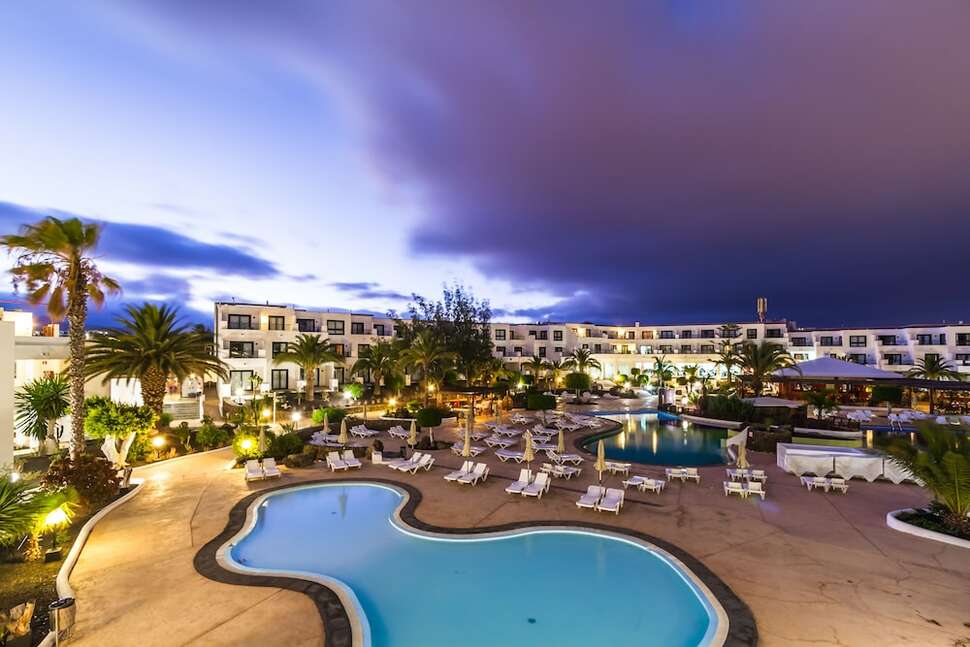Een foto van het zwembad bij BlueBay Lanzarote