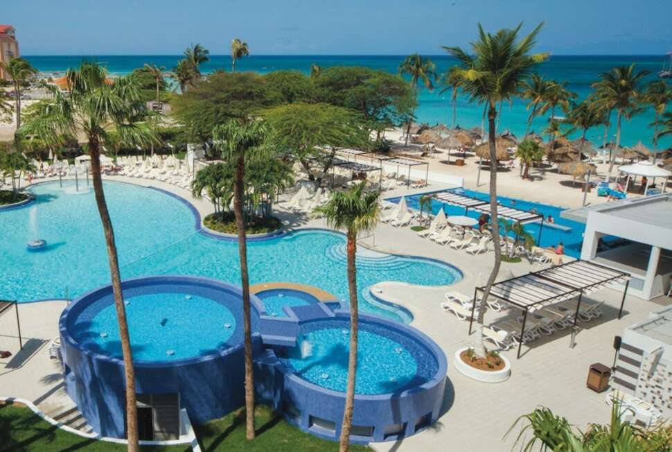 Een foto van het zwembad bij Riu Palace Antillas