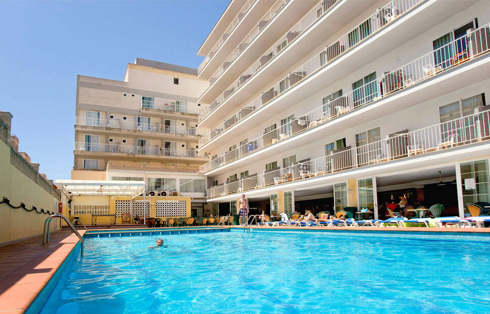 Ein Foto vom Pool im Hotel Riutort