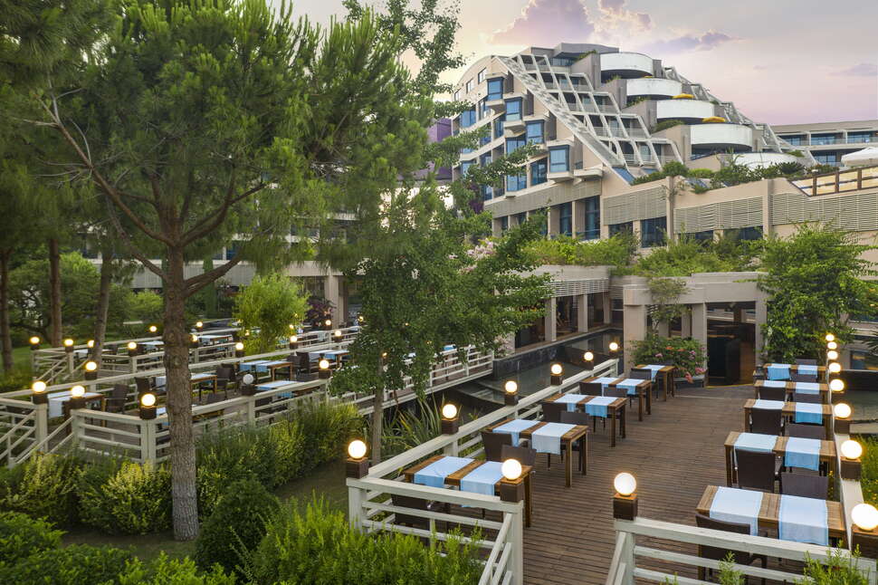Een foto van het terras bij Susesi Luxury Resort