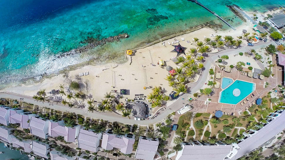 Een foto van een overzicht van Van der Valk Plaza Beach Resort Bonaire