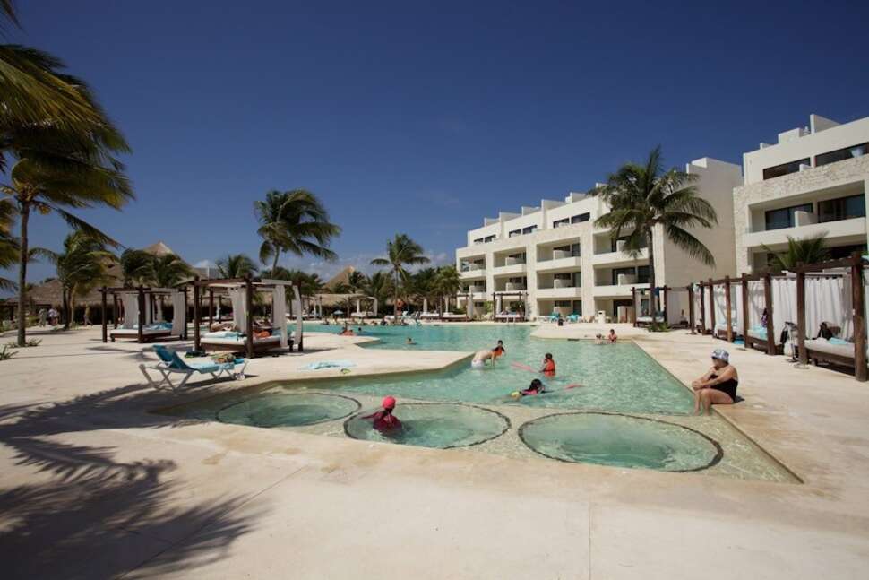 Een foto van het zwembad bij Akumal Bay Beach & Wellness Resort