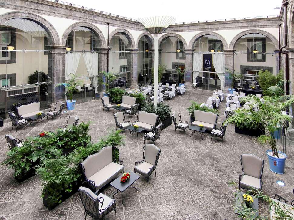 Een foto van Palazzo Caracciolo Napoli