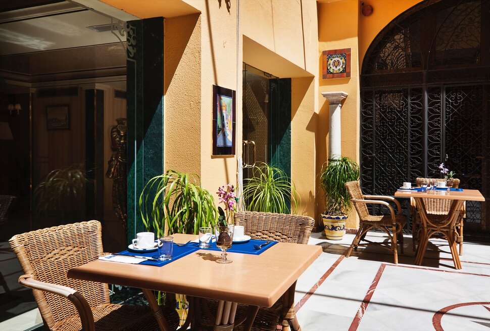 Een foto van het terras bij H10 Corregidor Boutique Hotel