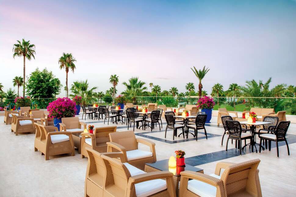 Een foto van het terras bij IC Hotels Santai Family Resort
