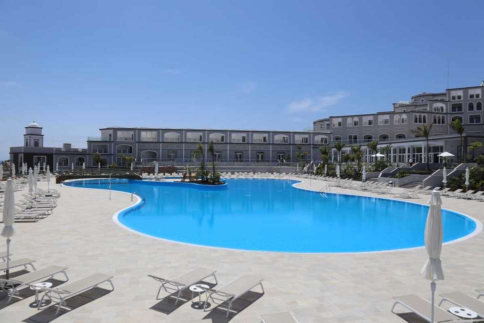 Een foto van het zwembad bij Royal Palm Resort & Spa