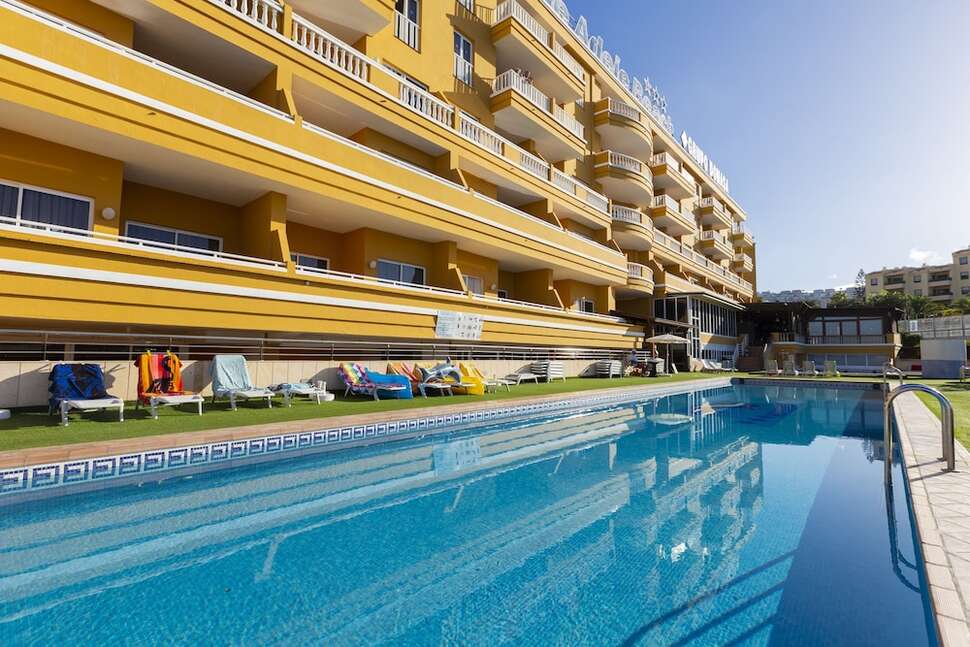 Een foto van het zwembad bij Hotel Villa de Adeje Beach