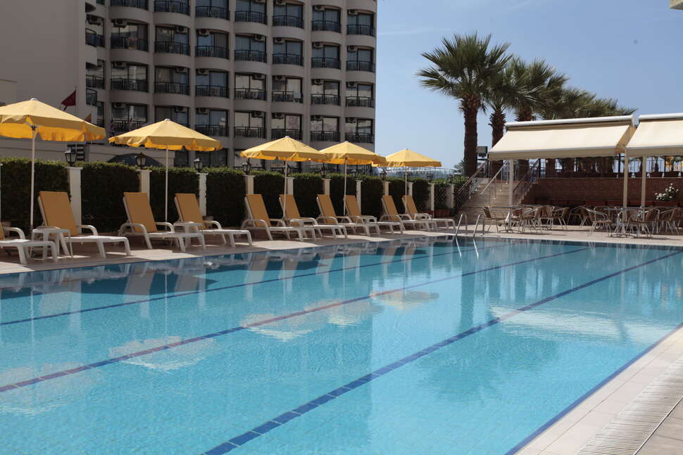 Een foto van het zwembad bij Palm Hotel
