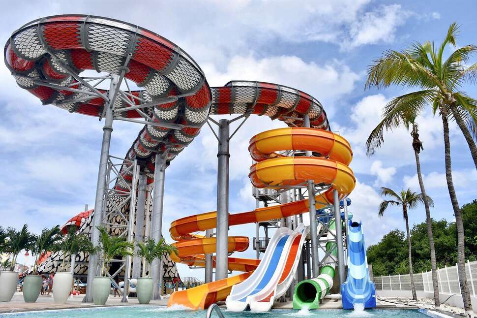 Een foto van het zwembad bij Mangrove Beach Resort