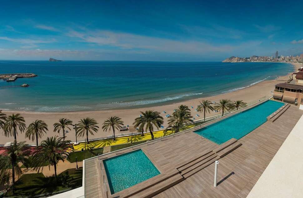 Een foto van het zwembad bij H10 Puerto Poniente