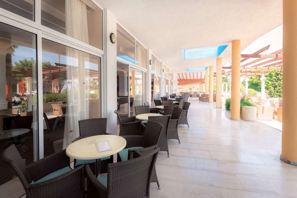 Een foto van het terras bij Atlantis Hotel