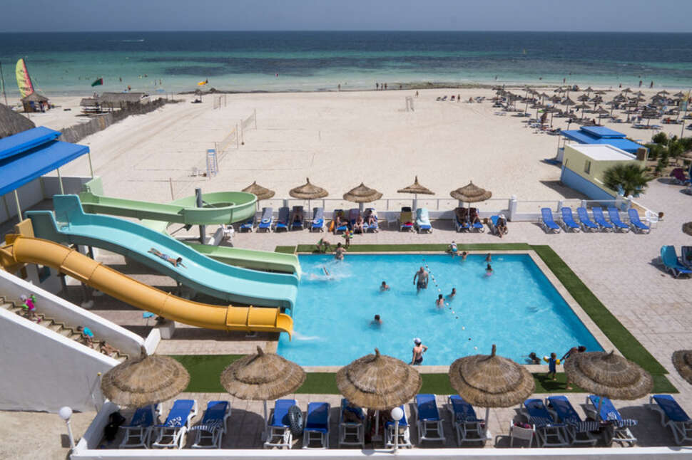Een foto van het zwembad bij Calimera Yati Beach