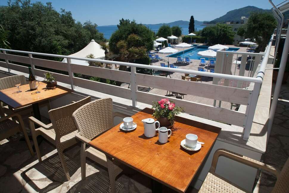 Een foto van het terras bij Golden Alexandros Hotel