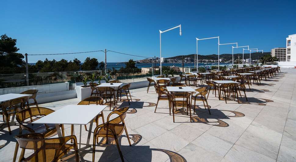 Een foto van het terras bij THB Naeco Ibiza