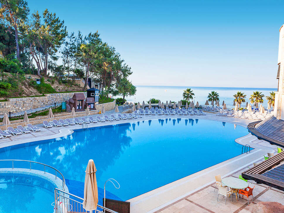 Een foto van het zwembad bij Melas Holiday Village
