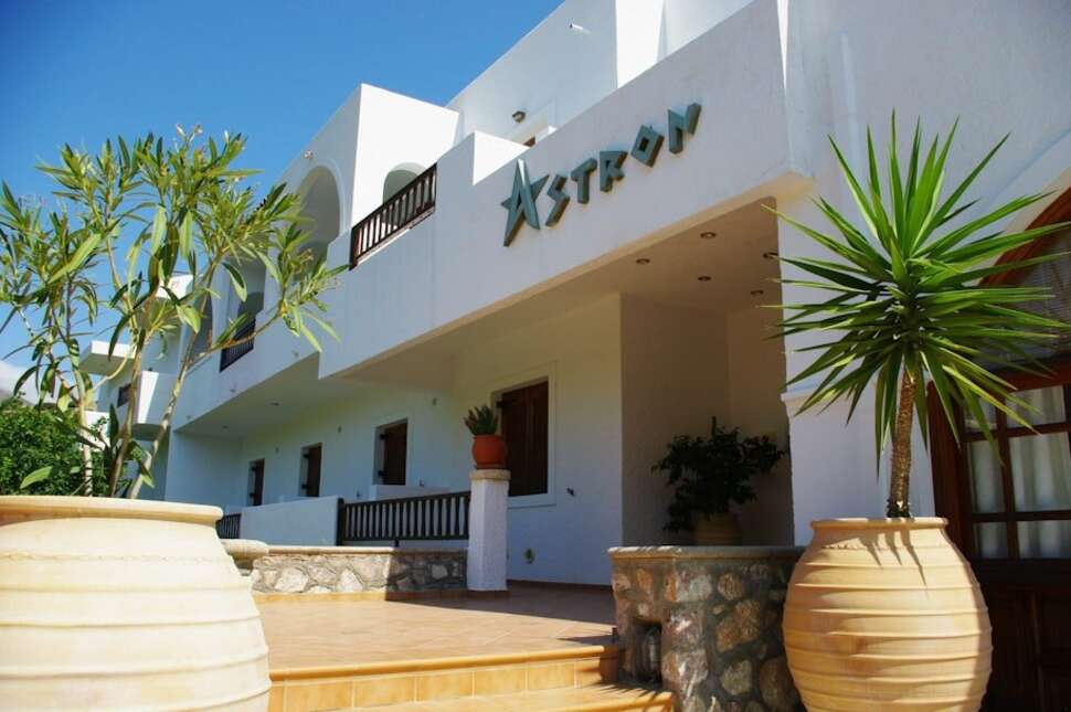 Een foto van de buitenkant van Astron Hotel Karpathos