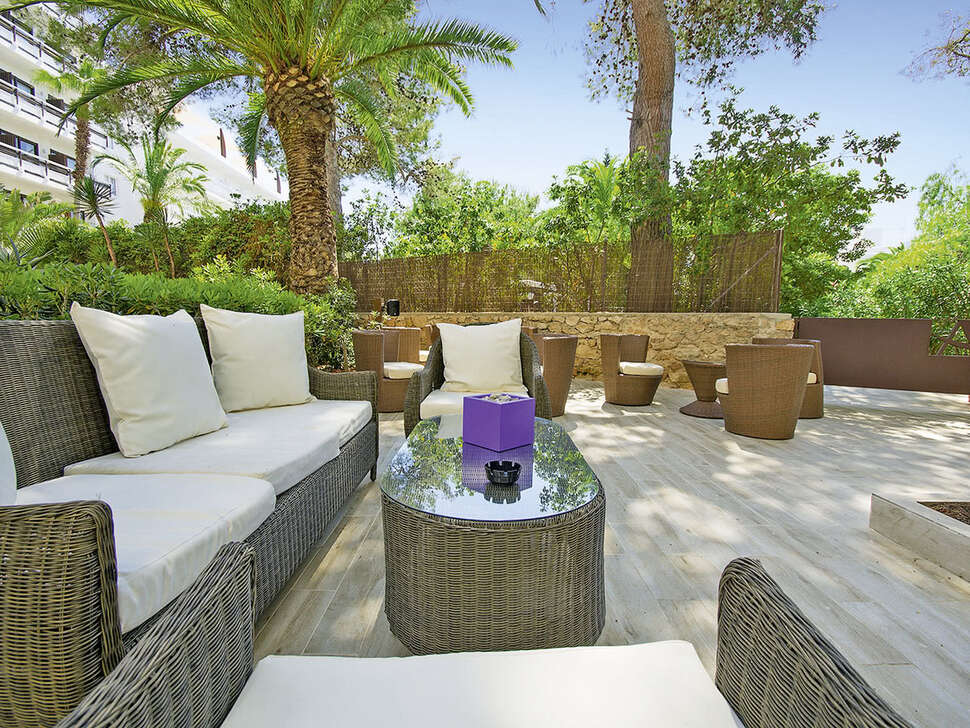 Een foto van het terras bij azuLine Hotel Bergantin