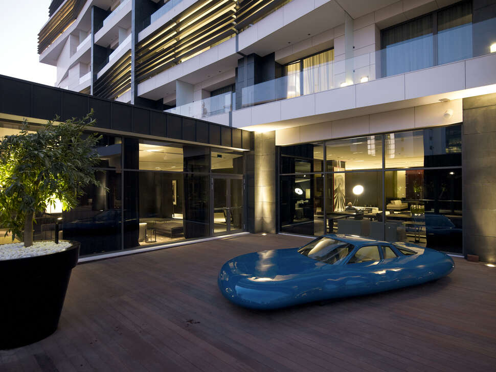 Een foto van de buitenkant van The Met Hotel