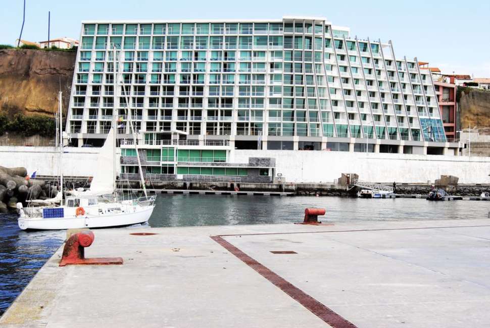 Een foto van de buitenkant van Angra Marina Hotel