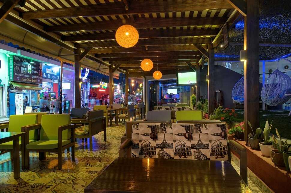 Een foto van het terras bij Le Palme Malia