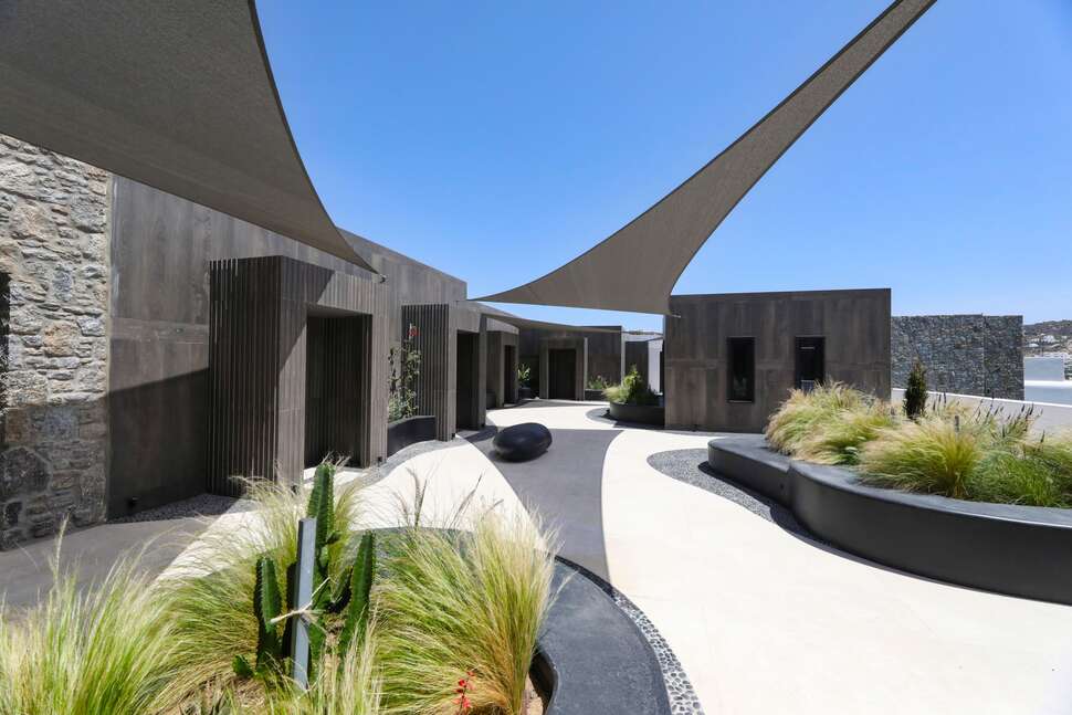 Een foto van de buitenkant van Aeonic Suites & Spa