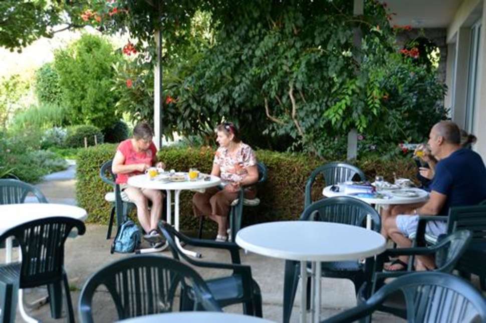 Een foto van het terras bij Hotel Oaza Inn