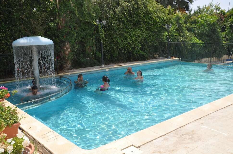 Ein Foto vom Pool im Mariela Hotel Apartments