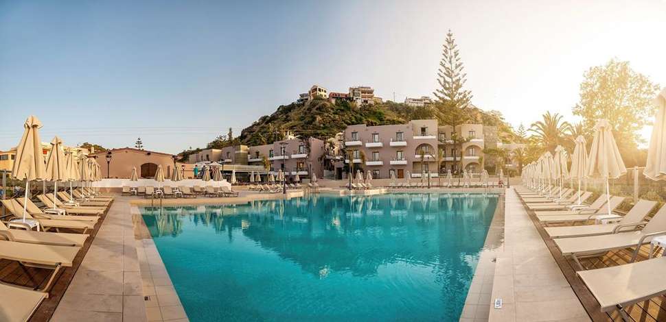 Een foto van het zwembad bij Porto Platanias Beach Resort & Spa