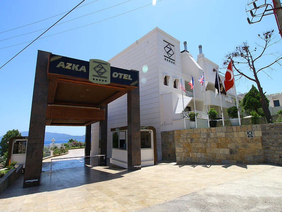Een foto van de buitenkant van Azka Otel
