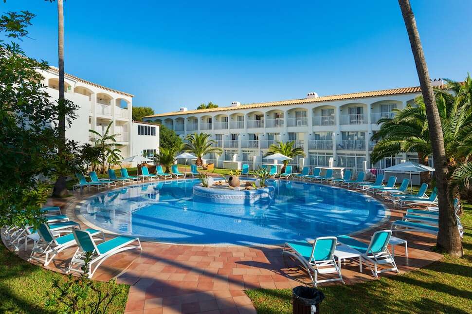 Een foto van het zwembad bij Hotel Vibra Cala Tarida