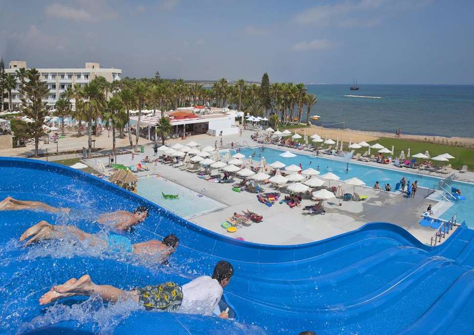 Een foto van het zwembad bij Louis Phaethon Beach