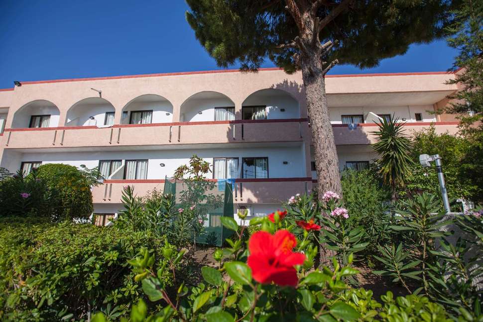 Een foto van de buitenkant van Lymberia Hotel