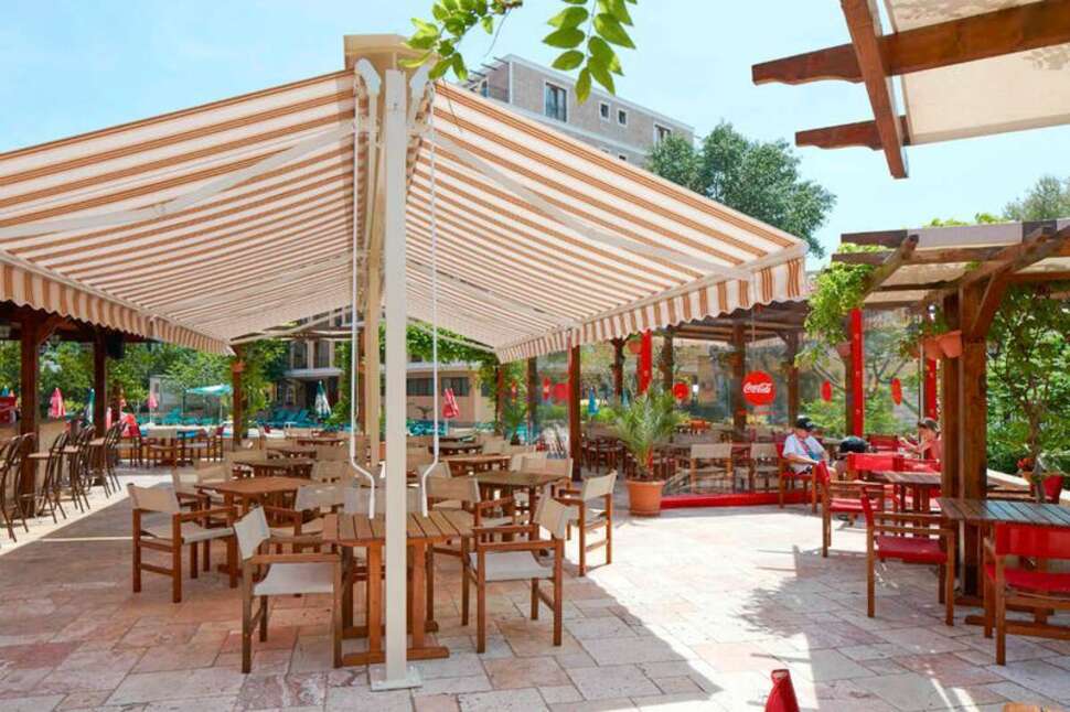 Een foto van het terras bij Hotel Mena Palace