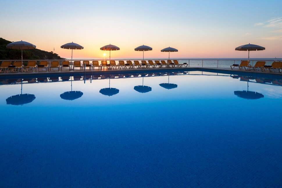 Een foto van het zwembad bij H-Top Caleta Palace