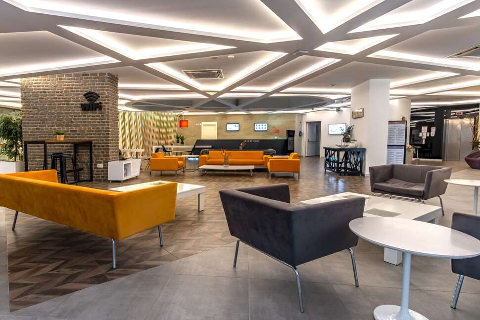 Een foto van het interieur van White City Beach Hotel