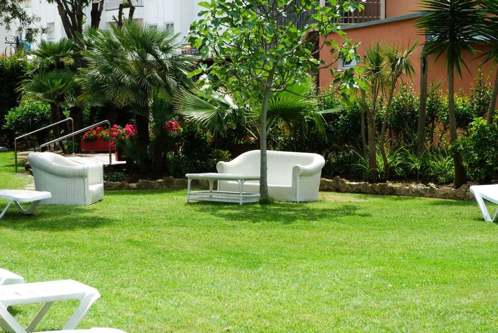Een foto van het terras bij Hotel Surf-Mar by Samba Hotels