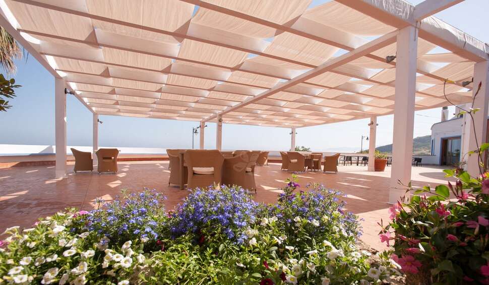 Een foto van het terras bij LH Pedraladda Resort