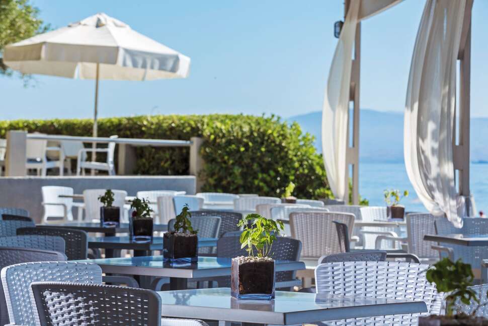 Ein Foto von der Terrasse im Aeolos Beach Resort