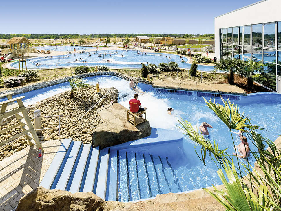 Een foto van het zwembad bij Tropical Islands