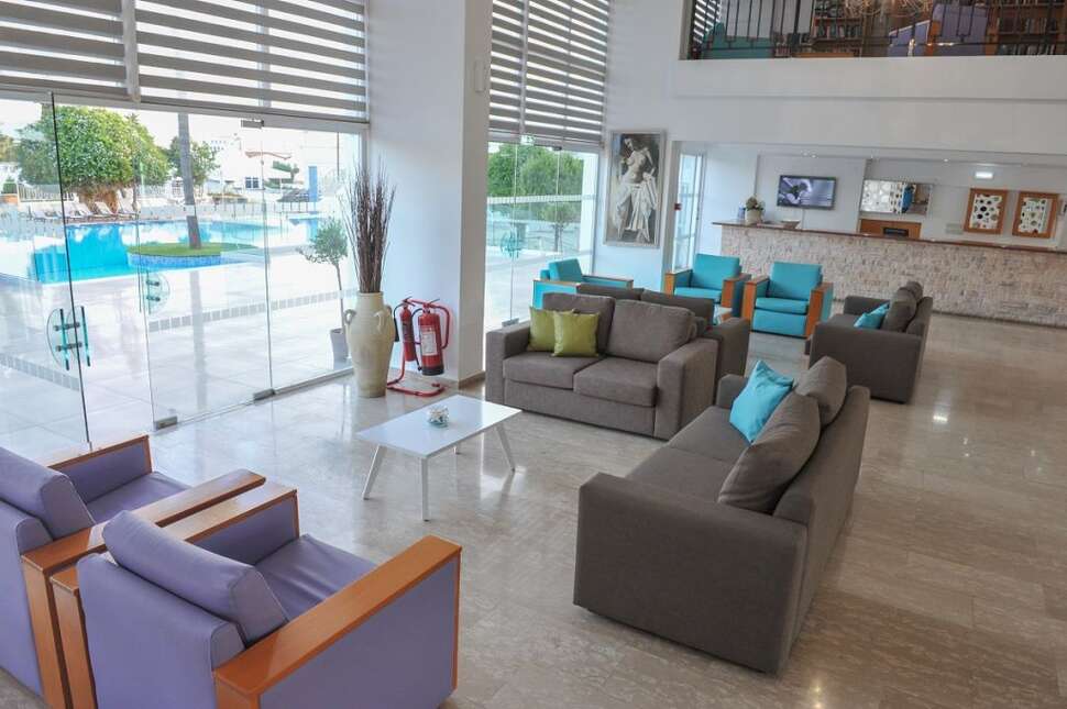 Een foto van het interieur van Fedrania Gardens Hotel