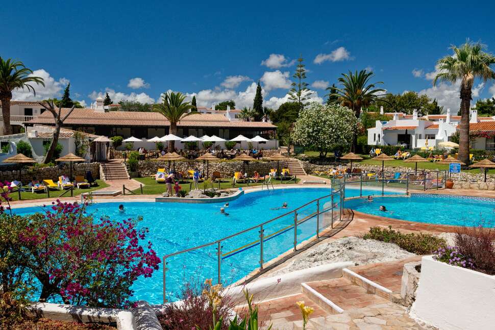 Ein Foto vom Pool im Rocha Brava Resort