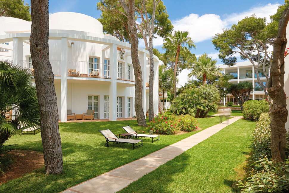 Een foto van het terras bij Melia Cala d'Or Boutique Hotel