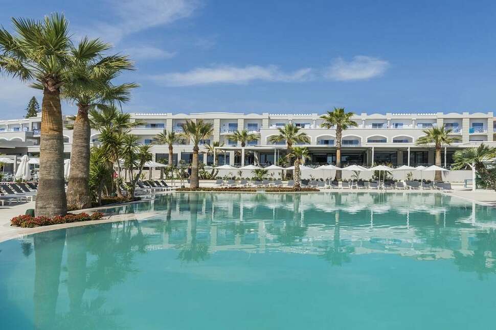 Ein Foto vom Pool im Mitsis Rodos Village Beach Hotel