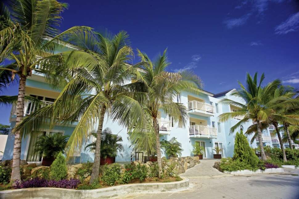 Een foto van de buitenkant van Dolphin Suites Hotel