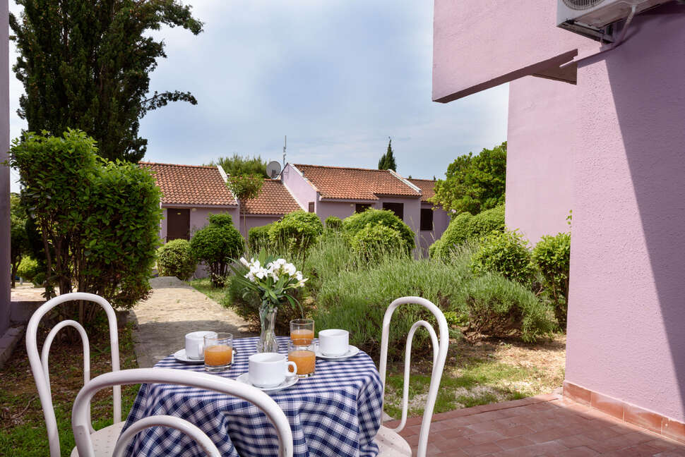 Een foto van het terras bij Appartementen Medena