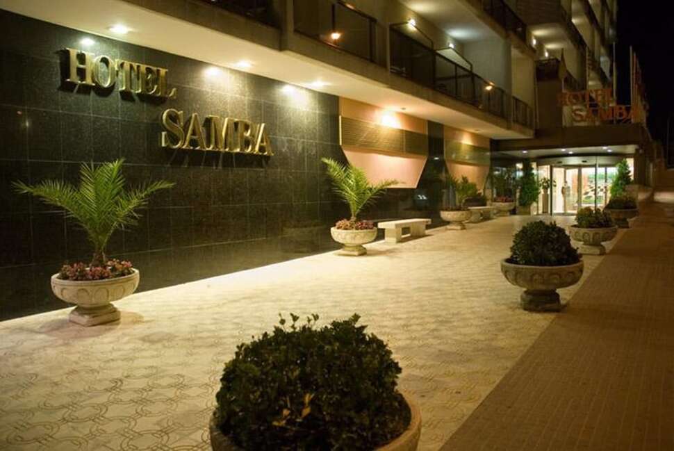 Een foto van de buitenkant van Hotel Samba
