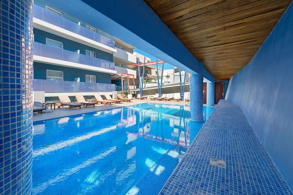 Een foto van het zwembad bij Semiramis City Hotel