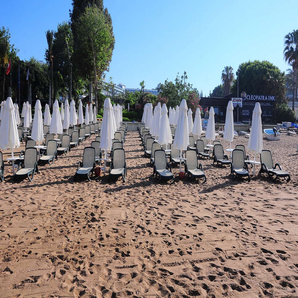 Een foto van het strand bij New Garden Luna Side Aparthotel