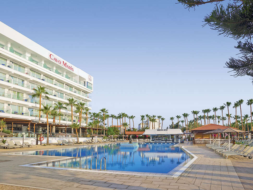 Een foto van het zwembad bij Cavo Maris Beach Hotel