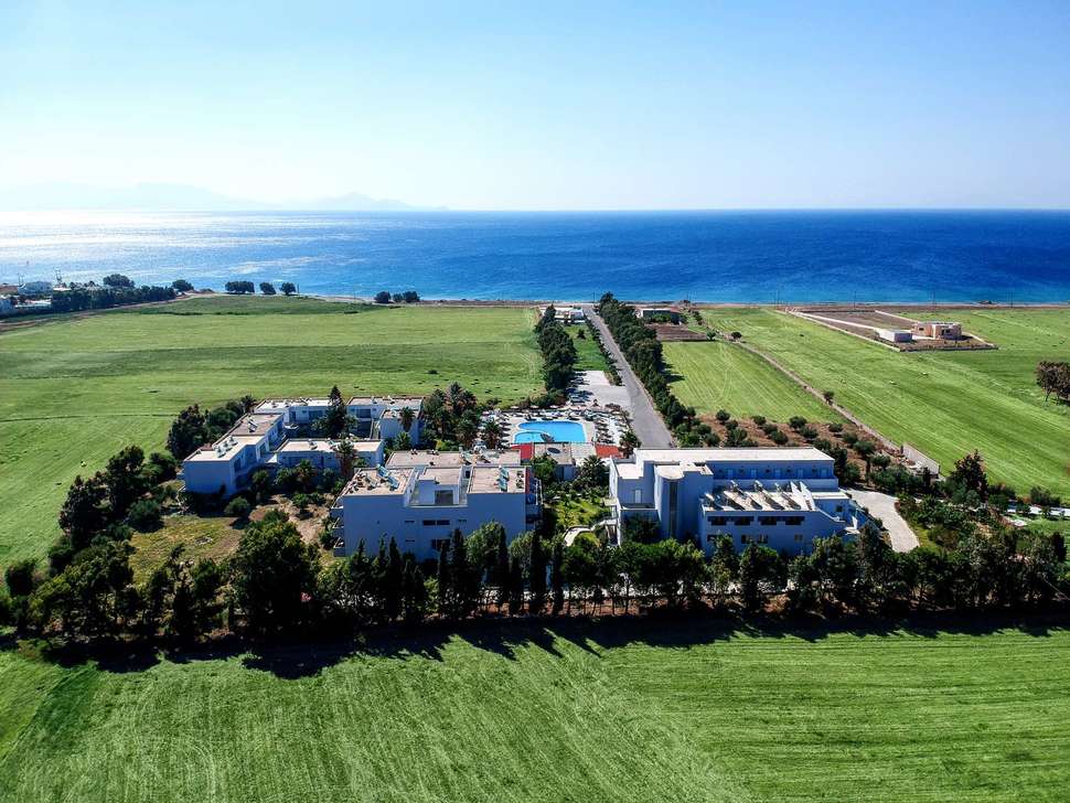 Een foto van de buitenkant van Evripides Village Beach Hotel